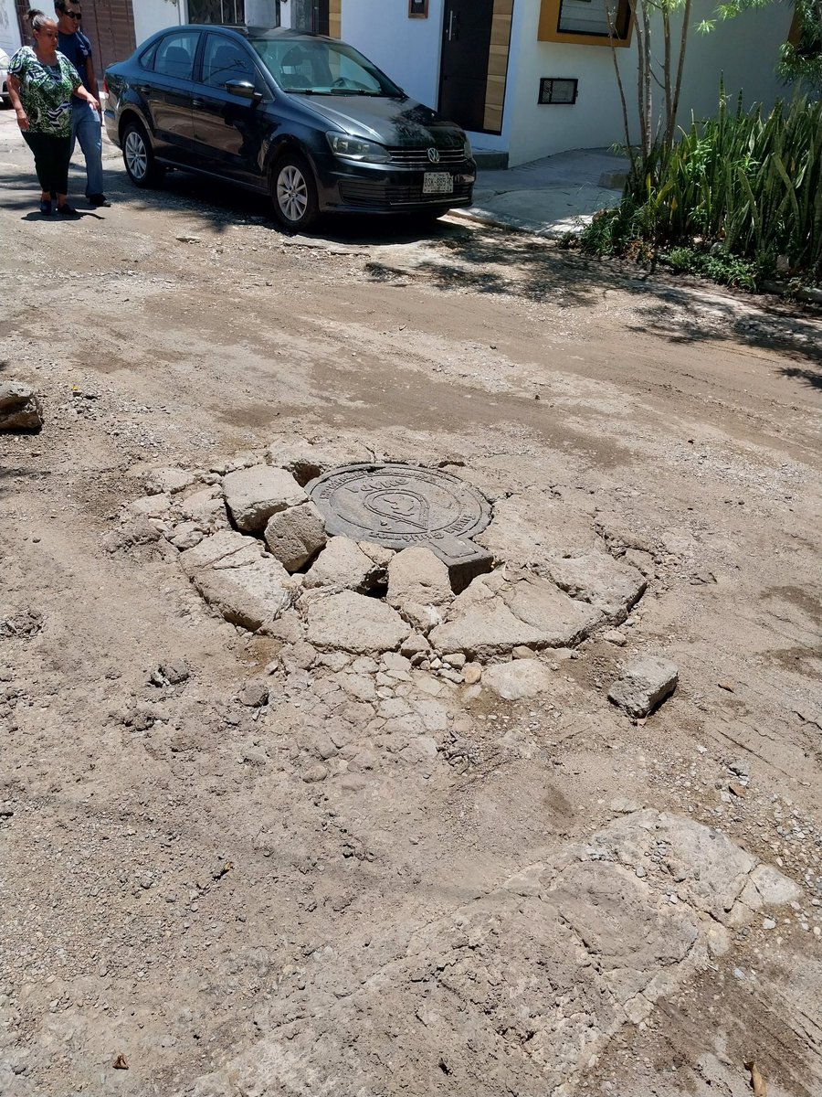 AloLopezF's tweet photo. @TuxtlaSMAPA @ecatuxtla Ruptura de concreto de la tapa del drenaje en Av bonampak manz 34 frente a la casa 1 en san José yeguiste frente al andador golia https://t.co/BDHCGNF9Ns