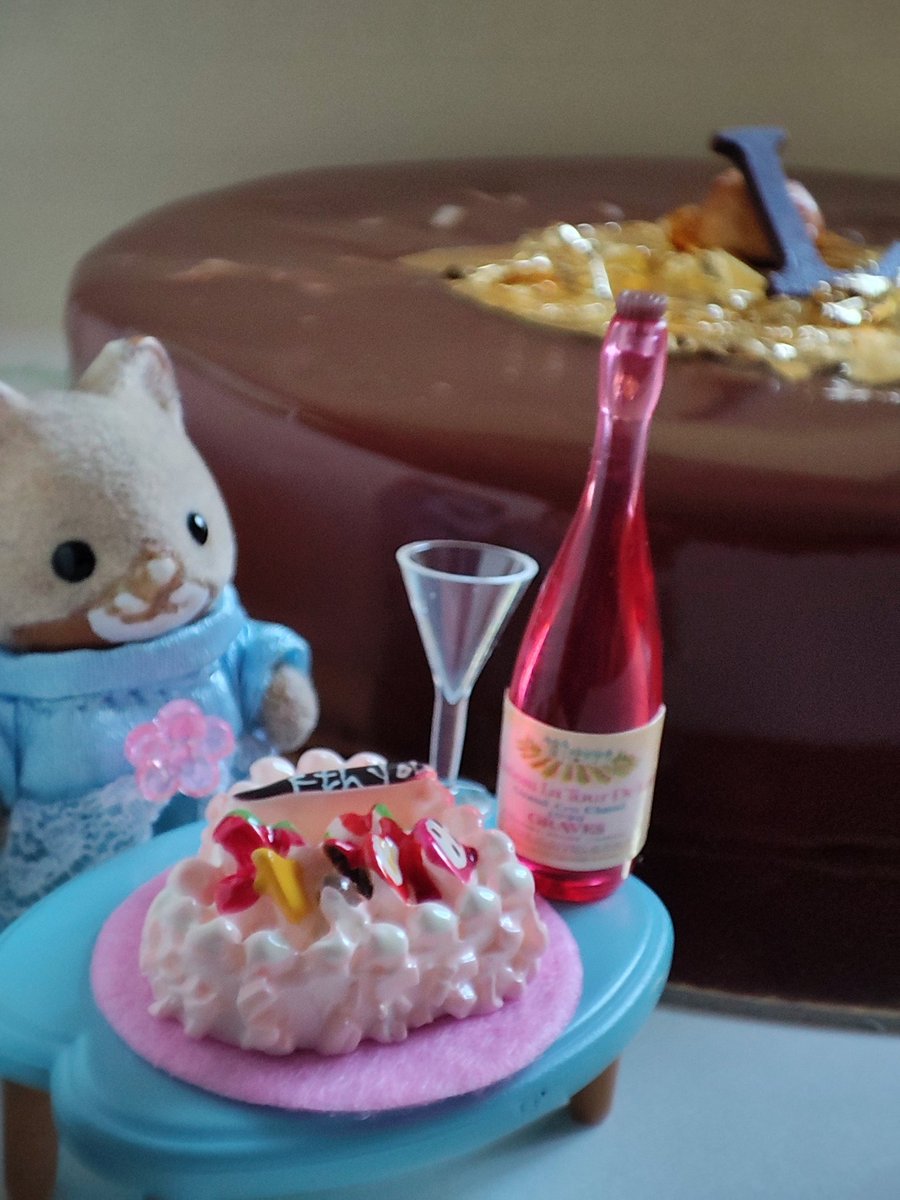 schrei_und_tod's tweet photo. Shima turns 7 ๐๐๐
#cute #ใใใใ #cutenessOVERLOAD #ใทใซใใใขใใกใใชใผ #ใทใใใณ #ใทใซใใใขใฎ่ตคใกใใ
#calicocritters #SylvanianFamilies
#Gashapon #TheShimmerettes #TheShimmerettinis #ShimaInParis #ShimaTurns7 #ShimaBday https://t.co/Ofex7AbDb0