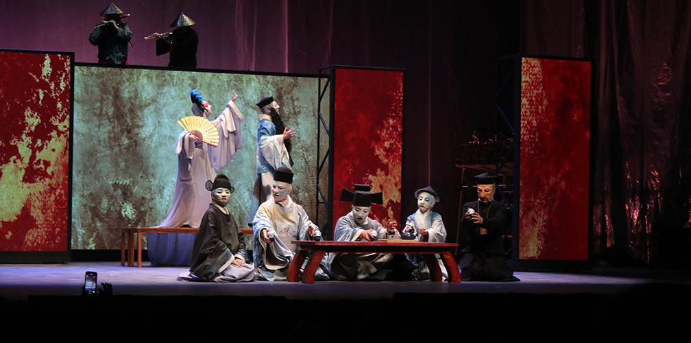¡Primera llamada! ¡Segunda llamada! 📢
A las 7 pm tendremos la tercera llamada para la función de estreno de la obra de teatro Matteo Ricci, dirigida Luis de Tavira y Jorge A. Vargas, que se presenta por una breve temporada en el Auditorio Pedro Arrupe, SJ.