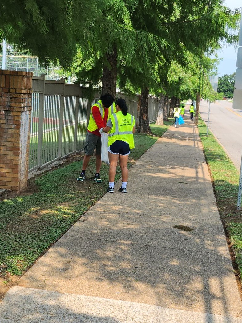 Keep Irving Beautiful.  Final day of Camp we clean!! #CommunityEngagement @iisdCTE @AdamRGoebel @NimitzDECA @NimitzVikings @VikingDirector @IISDMagdaHdz