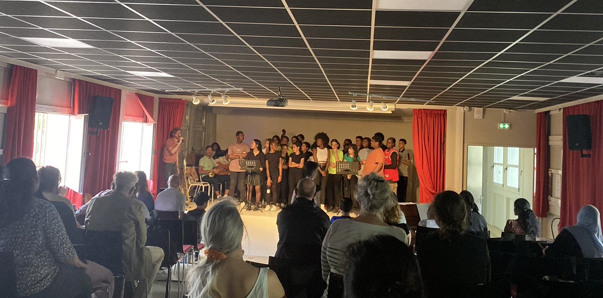 Parce qu’au <a href="/VillonCollege/">Collège François Villon</a> on fait de la philo ET de la musique, <a href="/teteAtexte/">Tête-à-texte</a>  est venu passer une tête ce soir pour le concert de la chorale sur les chansons de Disney. « Il en faut peu pour être heureux »… et si on en faisait le programme 2023/2024 @MarylinMaeso <a href="/LuciePitiot/">Lucie Pitiot</a> ?!