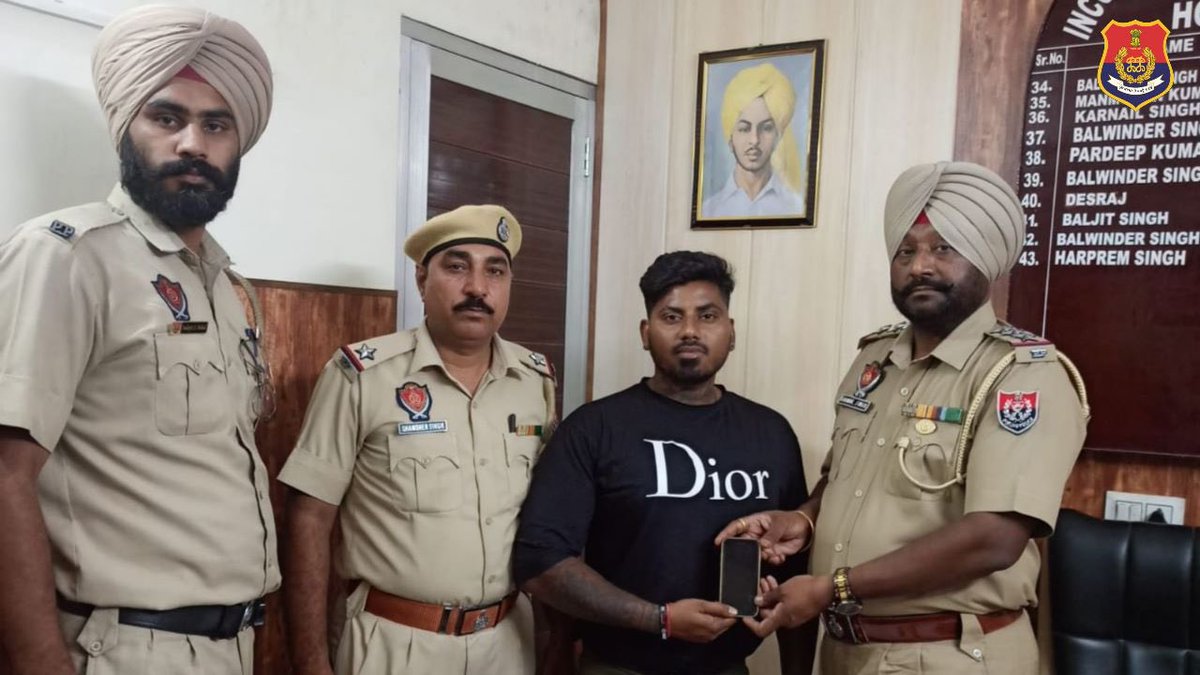 PP_Hoshiarpur's tweet photo. Hoshiarpur Police (PS Model Town) successfully traced and returned a lost mobile phone to its rightful owner. The owner is grateful for our prompt action!
#PPAlwaysAtYourService #LetsBringTheChange https://t.co/Ja46SpT0AQ