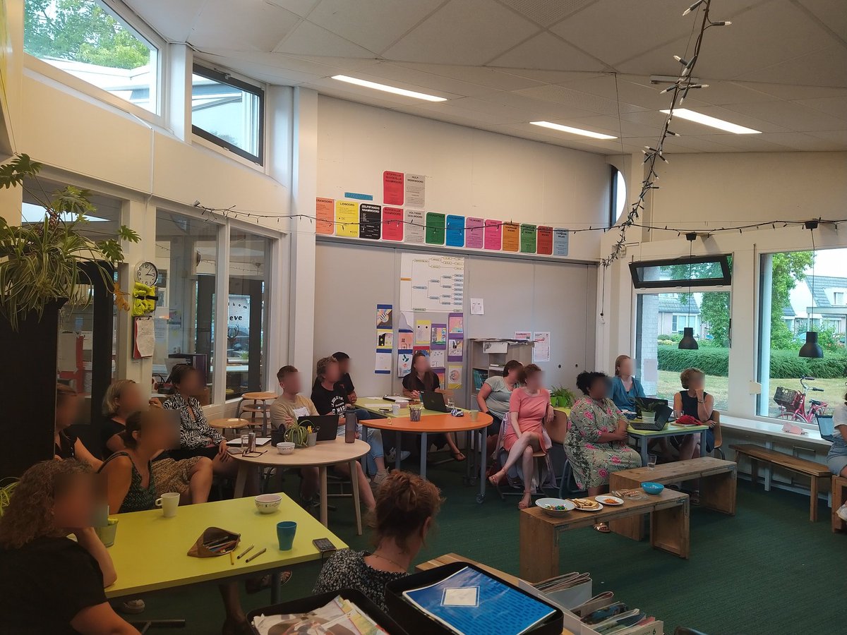 obsdeieme's tweet photo. 'Samen zijn we verantwoordelijk voor de kansen van alle kinderen.' @SAAMscholen 
Tijdens een teamvergadering bekijken we de toetsresultaten van onze kinderen die door de IB-ers mooi in beeld zijn gebracht. 
#ontwikkeling #jenaplan #debasisoporde https://t.co/63fJPA0kmT