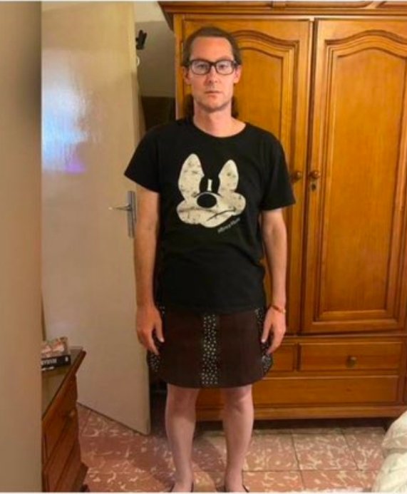 Os recuerdo que gracias a la Ley Trans esta señora con próstata puede entrar en un vestuario femenino en el que las mujeres vamos desnudas y hay niñas pequeñas.

Pero se ofende porque alguien dice "caballero".