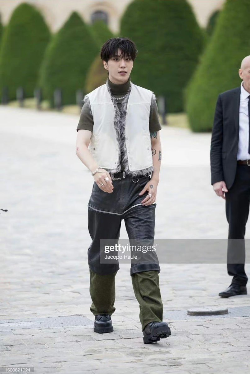TangerineBear_'s tweet photo. Fan ChengCheng under lenses of gettyimages during Givenchy’s SS24 show! (P1/3)
⠀ 
#范丞丞 #FanChengCheng #givenchyss24 https://t.co/1jQCLvp0Xj
