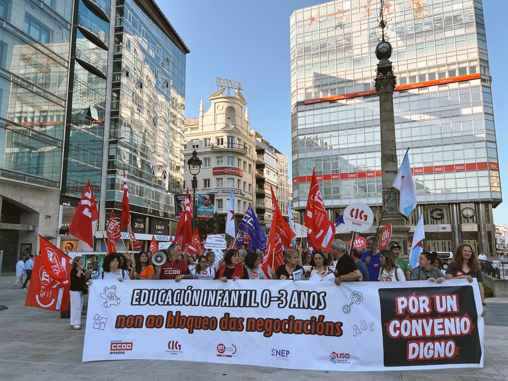 EUcoruna's tweet photo. Os primeiros anos das nosas vidas son os máis importantes da nosa formación. A labor dos traballadores non debe quedar desatendida.
#AgoraMesmo no Obelisco defendendo a actualización do Convenio de Educación Infantil. https://t.co/uzQRuaoBT3