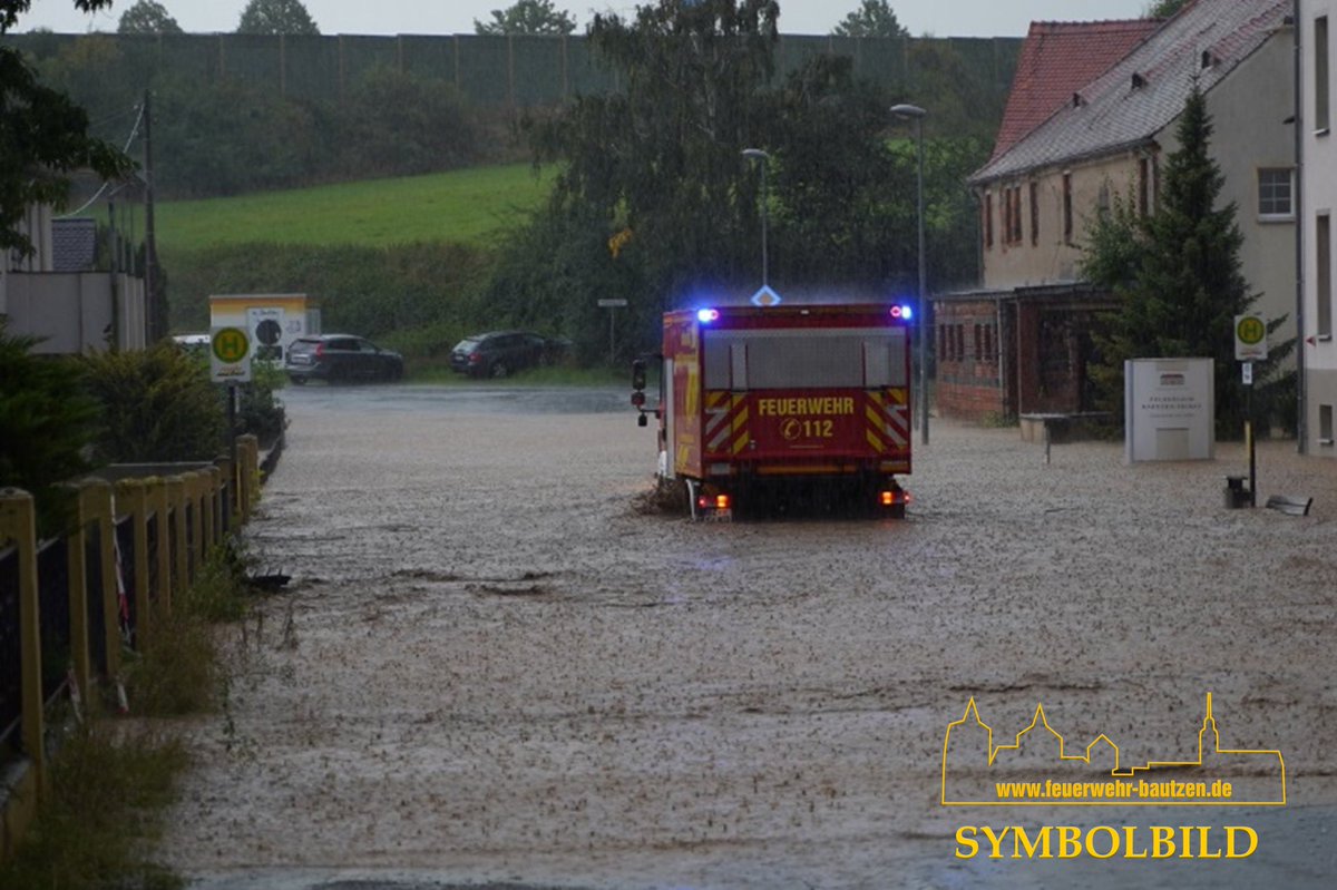 Vorabinformation vor #Unwettern in der Stadt #Bautzen 

Auch wir beobachten die #Wetterlage konkret. Mit Eintreffen des warnwürdigen Wetters wird in der Nacht gerechnet.

Wir sind natürlich einsatzbereit und können bei Bedarf auf weitere Einsatzkräfte zurückgreifen.