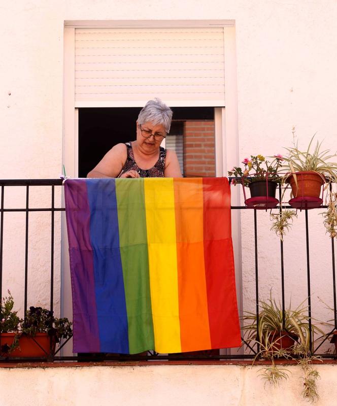 sarrioncarbo_'s tweet photo. El Ayuntamiento de Náquera (V0X) ha prohibido las banderas arcoíris en las instituciones del pueblo y los vecinos las han colgado en sus balcones. Y esta foto entrañable 

📸 JM López (@levante_emv) https://t.co/NbRNDuSBXy
