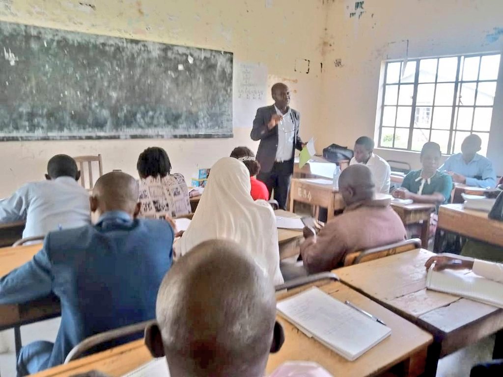 kyobesarah's tweet photo. @SESEMATKAMPALA @caroline_taliba @CharlesMwangala @david_serumaga @IsaacMuwongeK @vomuhabura @radiowestern @Jadwong @Educ_SportsUg @audrynek @dyermarti1 @tvwestUG #Musoke : The training is aimed at filling the gaps and providing solutions to some of the challenges that are being faced in the implementation of the New lower secondary curriculum. The curriculum is here to stay so teachers should not resist it. https://t.co/VUtw9MTpv7