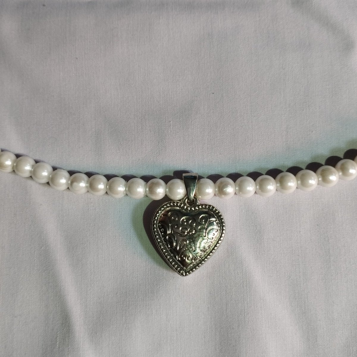 AdorableCode's tweet photo. Classic sparkle Necklace/Choker: 25.000 IDR (exclude shipping)
Size: standar ±30cm (if you want to request, give me the size).
Process: 2-3 days.
Product handmade.

tags #beads #beadsnecklace #necklace #beadsjewelry #jewelry #cutejewelry #jewelryaddict #handmade #handmadejewelry https://t.co/ifm05ZhfqV
