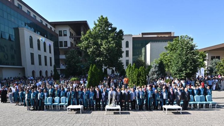 Gurur gününüze şahitlik ettiğimiz sevgili mezunlarımız; hayat yolculuğunuzda güzel ve faydalı işler yapma heyecanınızı hiç kaybetmeyin. Merak, sabır, azim ve coşku hayatınızdan eksik olmasın. Doğruluktan asla ayrılmayın. Yolunuz açık olsun, Allah’a emanet olun. #BTÜmezuniyet2023