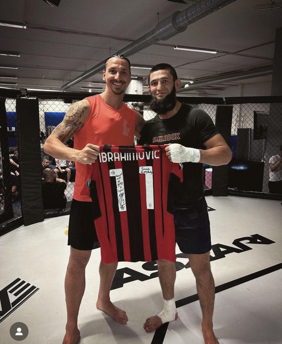 Zlatan poserar med Kadyrovkramaren och MMA-utövaren Khamzat Chimaev. Via Chimaevs Instagram. Det borde han få frågor om.
