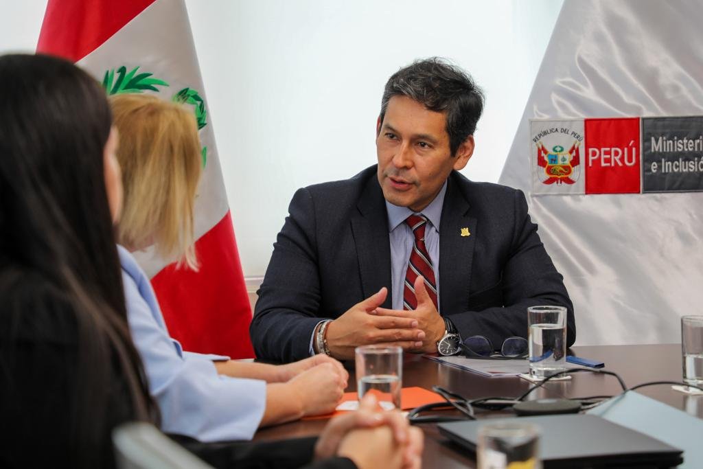 MidisPeru's tweet photo. El ministro Julio Demartini se reunió con la embajadora del Reino de los Países Bajos en Perú, Nathalie Lintvelt (@NLintvelt), a fin de compartir experiencias de servicios sociales, como microcréditos, agricultura familiar y propuestas para una mayor cohesión social en el país. https://t.co/nNEibpf4Y6