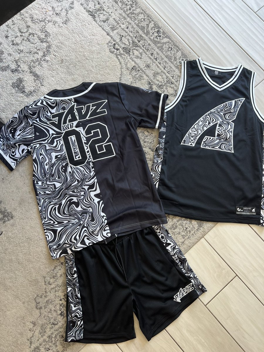 SURPRISE SHARKSQUAD 

MONOCHROME ‘SIZE L’ MERCH GIVEAWAY- IF YOU WANT IT… 

ALL YOU GOTTA DO IS RETWEET AND BE FOLLOWING ME