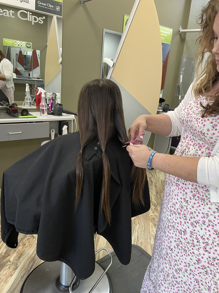 KimberyNichol1's tweet photo. So proud of my daughter for donating her hair to cancer survivors. ❤️ #cutpasslove https://t.co/YsIf86QXGN
