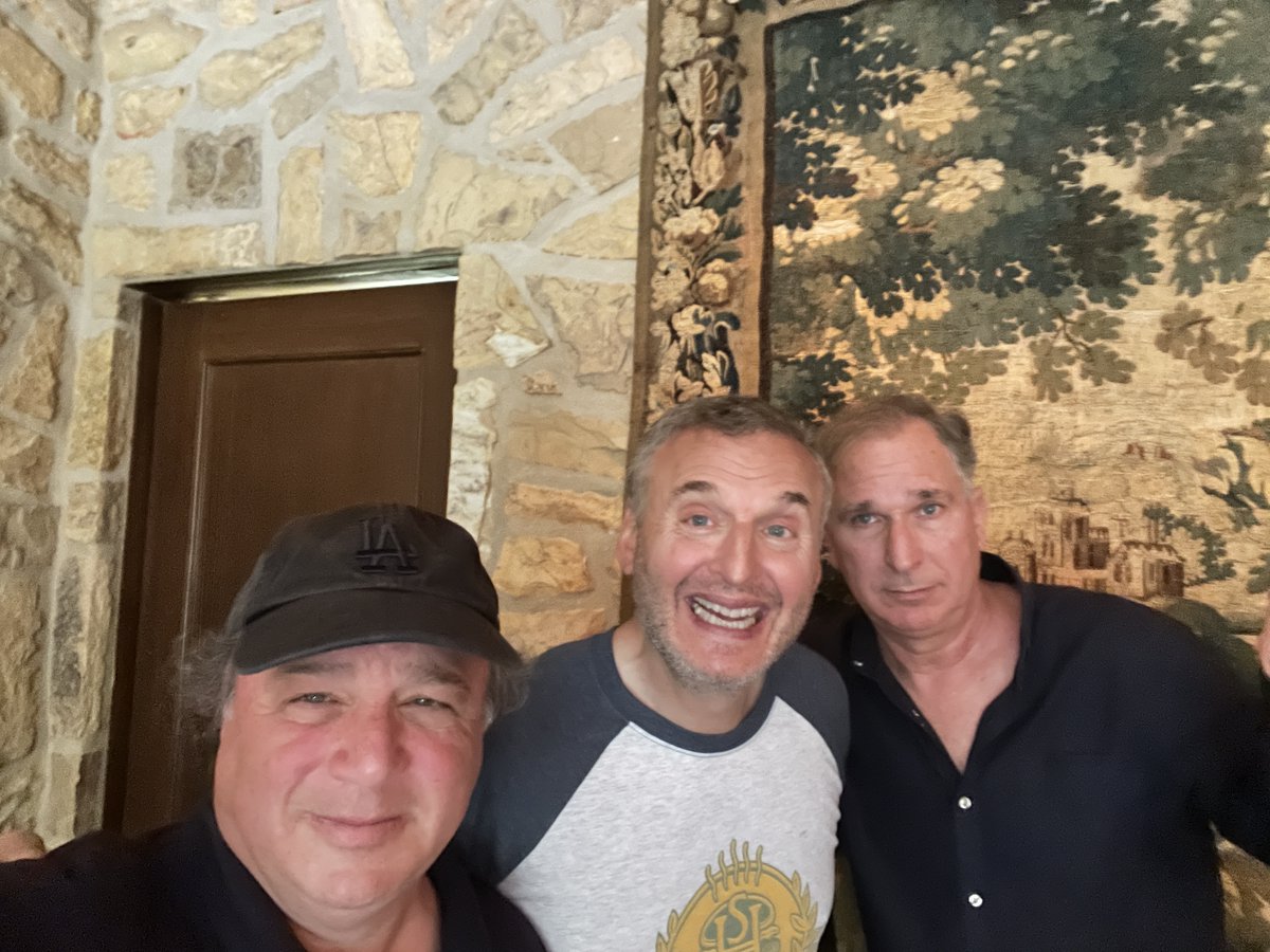 Need a laugh or a few dozen today? <a href="/PhilRosenthal/">Phil Rosenthal</a> &amp; I laugh loudly &amp; often with our brilliantly funny friend <a href="/Federman/">Wayne Federman</a> on our latest "Lunch" podcast. I especially love Wayne's extremely fine distinction that he is "happy" but not "go-lucky." 
podcasts.apple.com/us/podcast/nak…