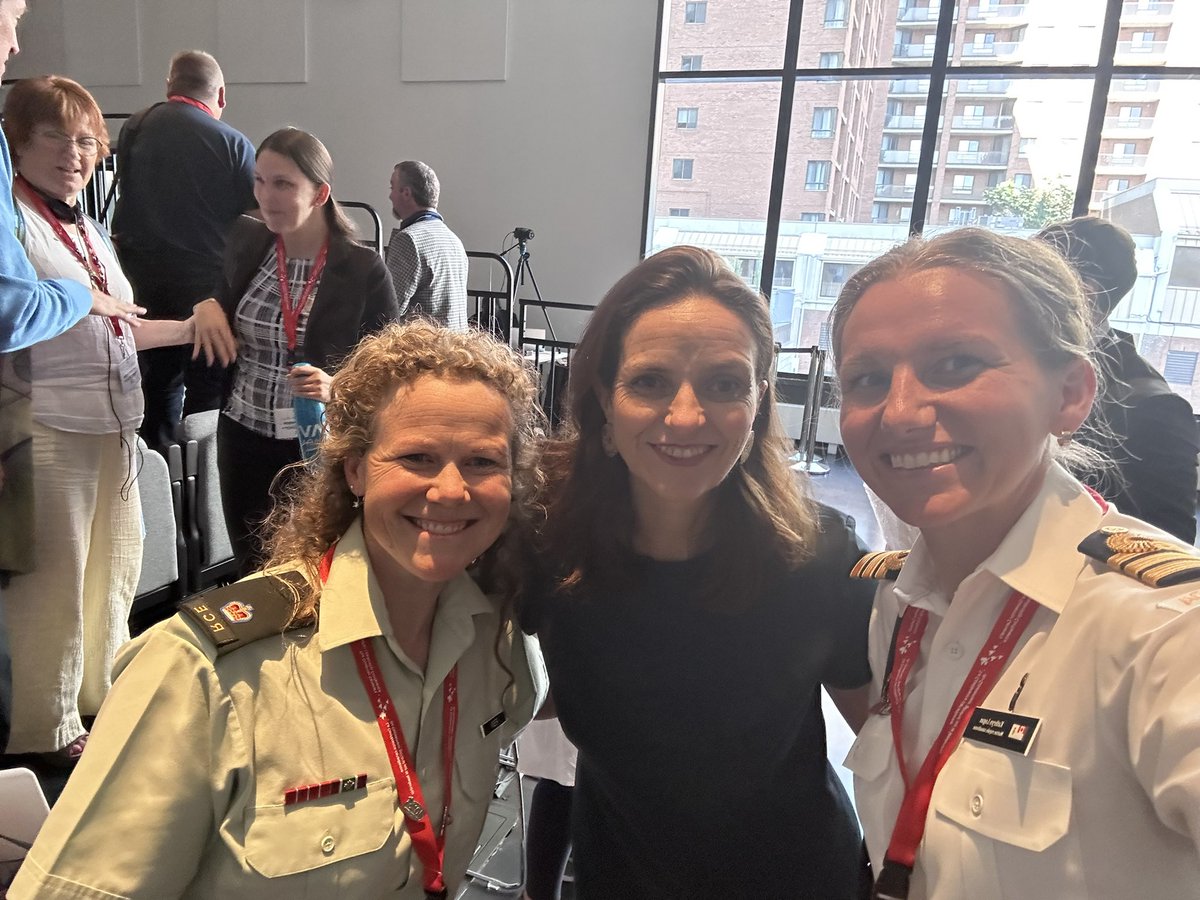 Thrilled to listen to and meet @jacqui_oneill at the #ggclc reunion, alongside fellow alumna, @HeatherHubble. #womenpeaceandsecurity #collaboration