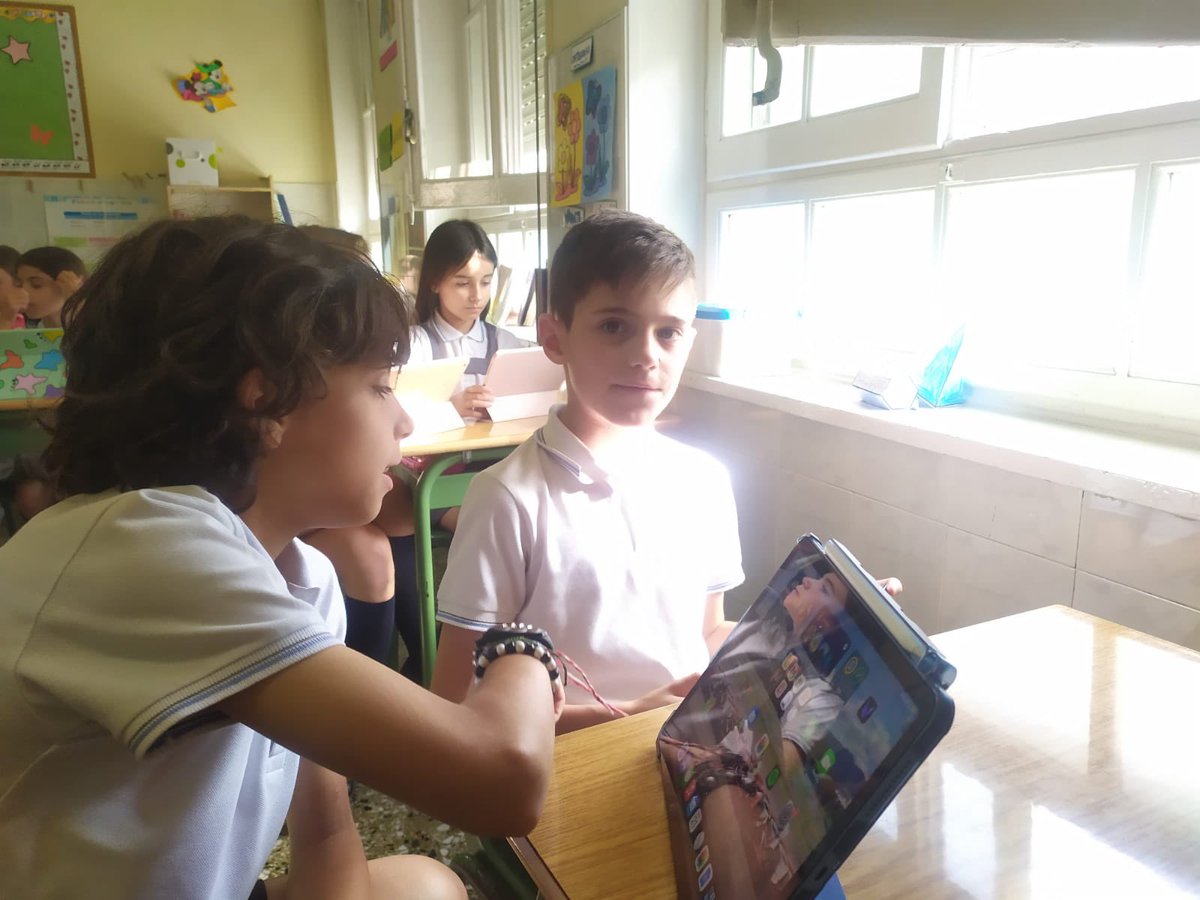 Los alumnos de 5° se han convertido en Padrinos TIC de sus compañeros de 4° para así prepararse para la digitalización del próximo año. ¡Aprender es más divertido acompañados! 😊