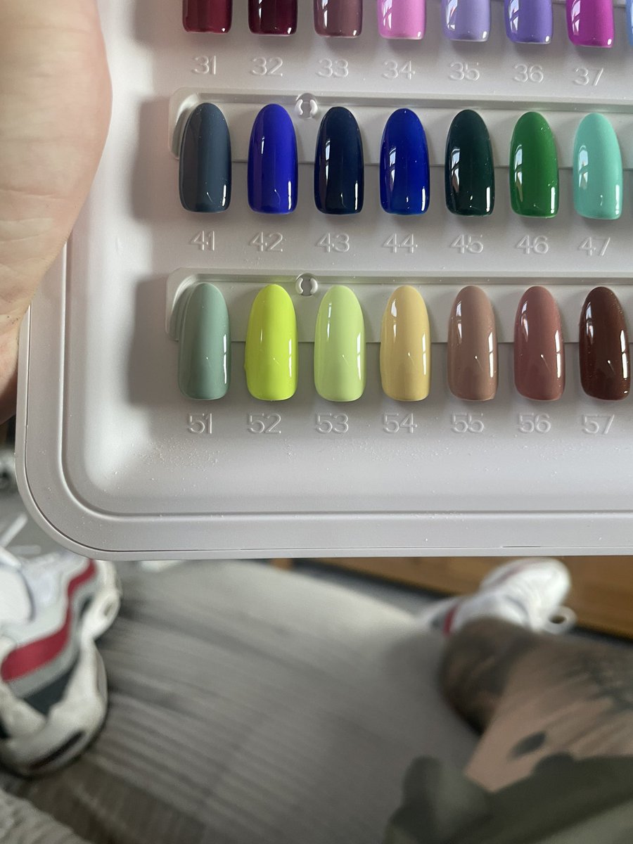 KyleAspindle's tweet photo. Will someone tell me what fucking colour number 52 is https://t.co/XhEOvJR67O
