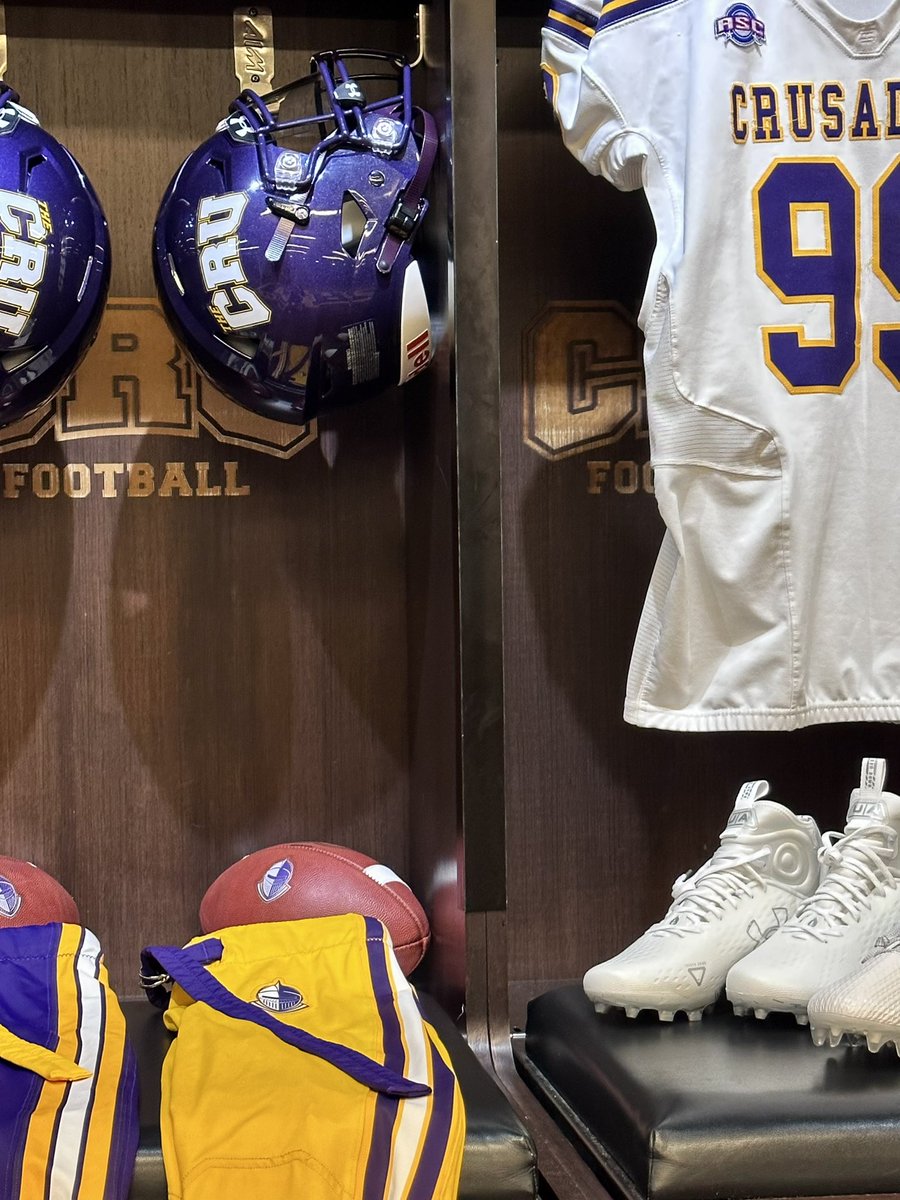 charliehuschka's tweet image. first class only ⚔️
come find out👀

💜💛🤍

#cha2ing3 
@CruFootball