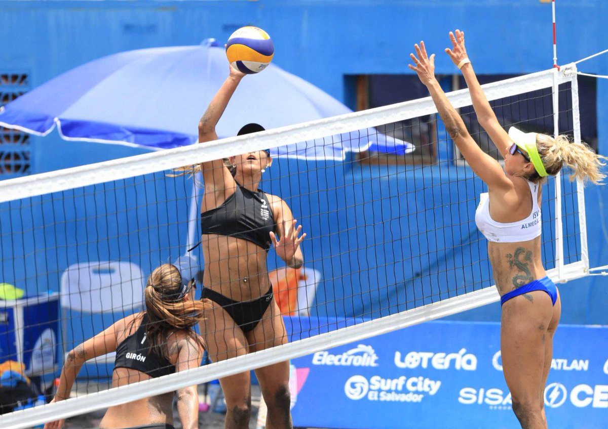 elsalvador's tweet photo. #SanSalvador2023 | Las actividades en el voleibol de playa continúan. La dupla del Centro Caribe Sport, Natalia Giron y Estefanie Bethancourt, enfrentan al par de Islas Vírgenes, Amber Bennett y Cristina Almeida. Fotos: #DiarioElSalvador / Édison González. https://t.co/ibDKqHd4nE