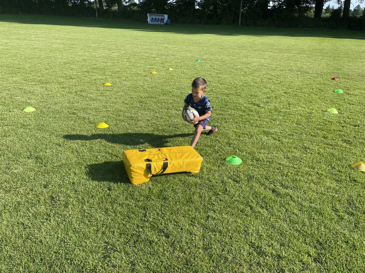 The little boppers enjoying their elite fundamentals session in the sunshine☀️🤣🏉
#elitefundamentals(age4-6)
#kurthaggertyeliterugbycoaching