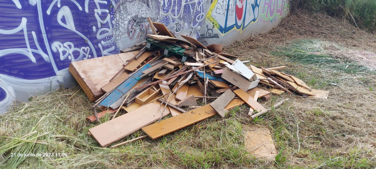 Ceni_lu's tweet image. En #Someso preocupación 0 por riesgo de incendio. Levantaron acta a ppios de está semana y la madera ha ido a más. La playa limpia, pero a los barrios un pin. Gracias @ConcelloCoruna @CorunaSostible @Policia_Coruna