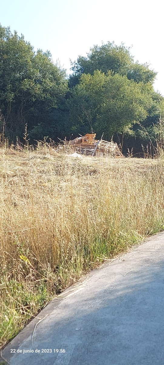 Ceni_lu's tweet image. En #Someso preocupación 0 por riesgo de incendio. Levantaron acta a ppios de está semana y la madera ha ido a más. La playa limpia, pero a los barrios un pin. Gracias @ConcelloCoruna @CorunaSostible @Policia_Coruna