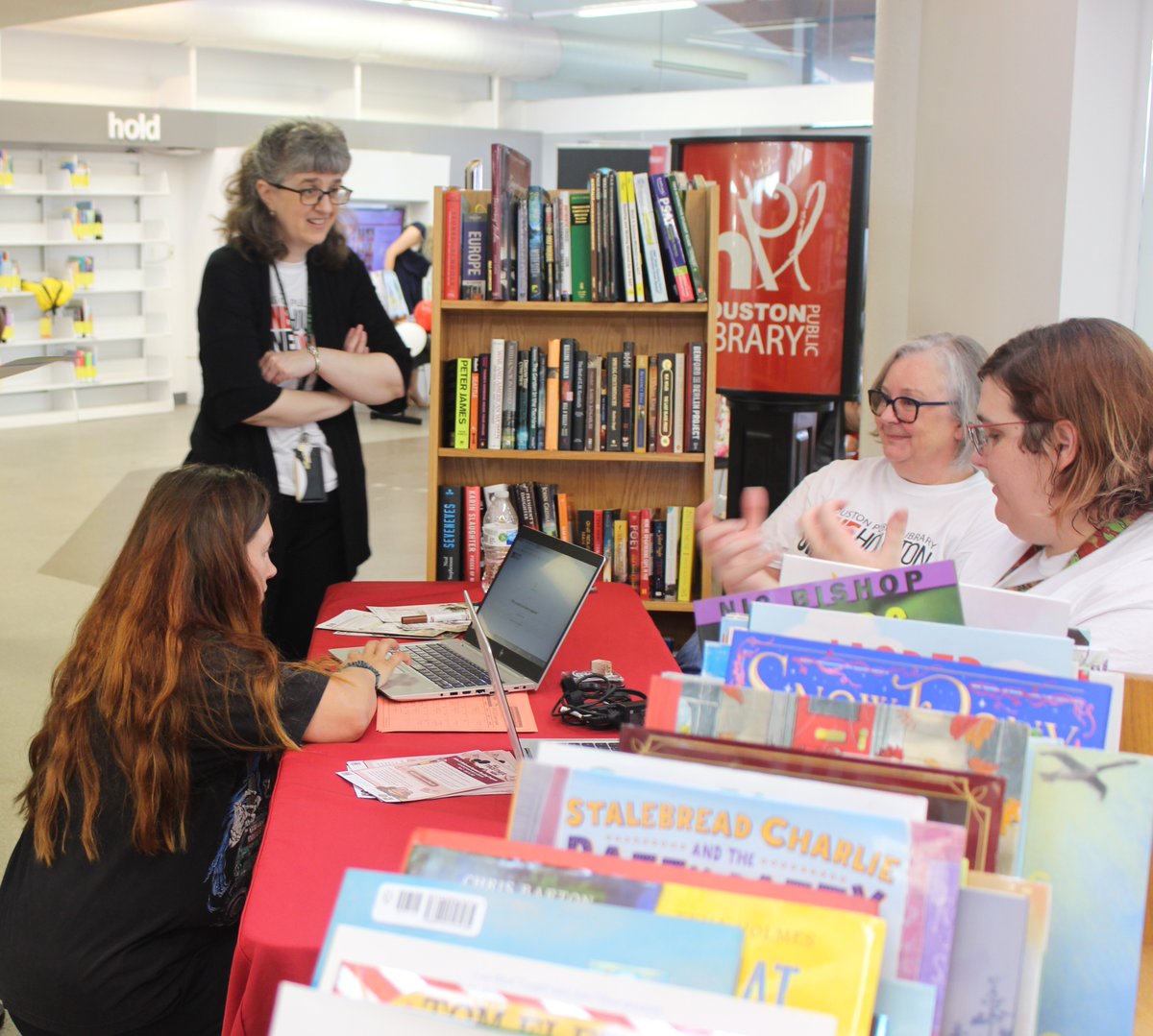 houstonlibrary's tweet image. Have you started your summer with HPL yet? If not, head over to your favorite library location to sign up for the Summer Reading Program! #ILoveHPL #SummerReadingProgram