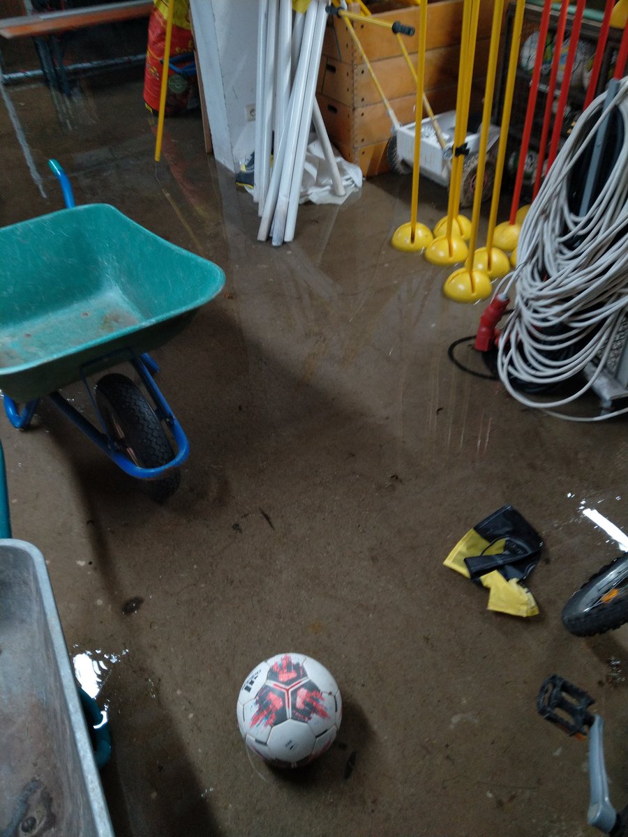 Unwetter,
Ich saufe ab ich liebe es.

#ausdemlebeneinshausmeisters.