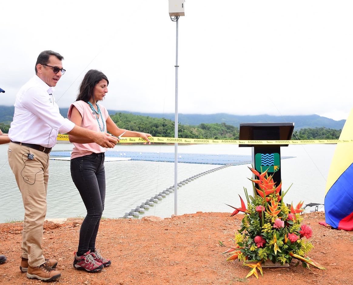 Urragenerador's tweet photo. Inauguramos con la presencia de la
ministra @ireneveleztorres la Planta Solar Flotante AQUASOL en la Central Hidroeléctrica URRA, cuyo principal propósito de su diseño y construcción es de suplir en las horas de sol el consumo de energía de los servicios auxiliares de la Central. https://t.co/gc7AWv2KBY
