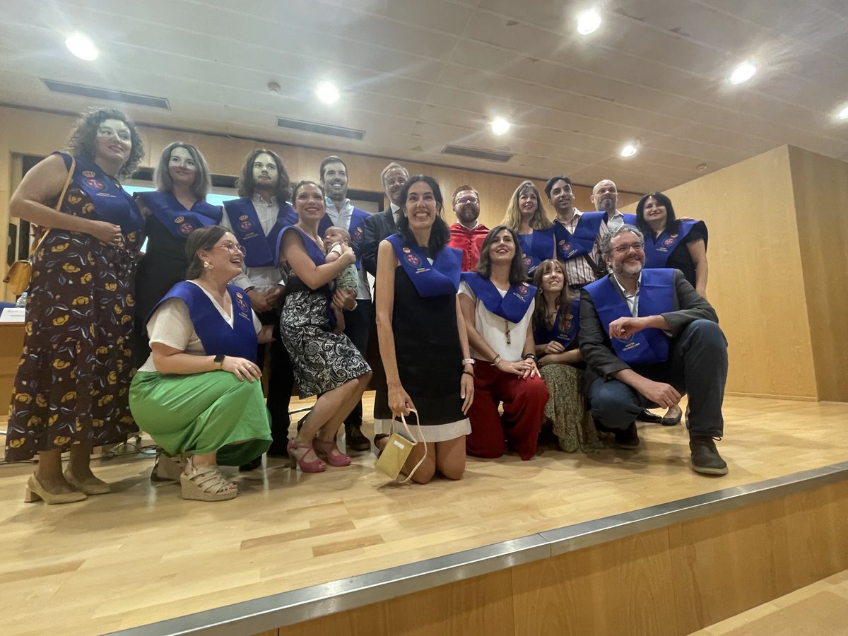 javierpariente's tweet photo. Hay años en los que los astros confluyen y se forman promociones de esas que se quedan para siempre en el corazón y de las que uno se siente especialmente orgulloso y agradecido. Ser su padrino en el Master de Form. del profesorado en la @urjc ha sido un honor.Gracias por SER así https://t.co/4URaubP4ST