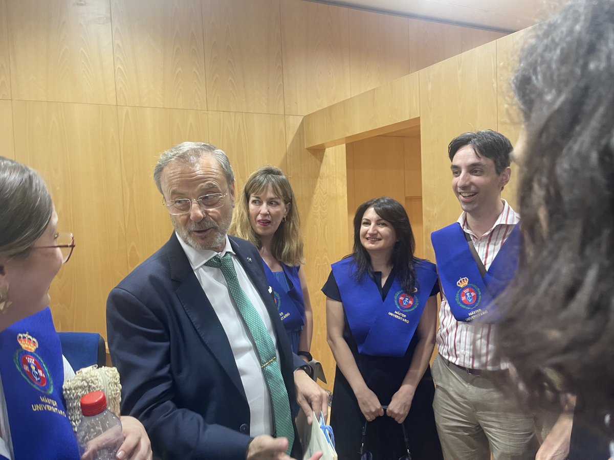 javierpariente's tweet photo. Hay años en los que los astros confluyen y se forman promociones de esas que se quedan para siempre en el corazón y de las que uno se siente especialmente orgulloso y agradecido. Ser su padrino en el Master de Form. del profesorado en la @urjc ha sido un honor.Gracias por SER así https://t.co/4URaubP4ST