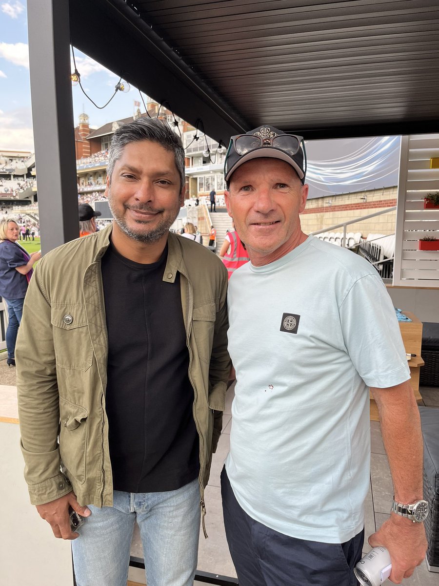 Bumped into a Surrey & Cricketing Legend at The Oval tonight 🏏 #SurreyCricket #ThreeFeathers #getthebadgein