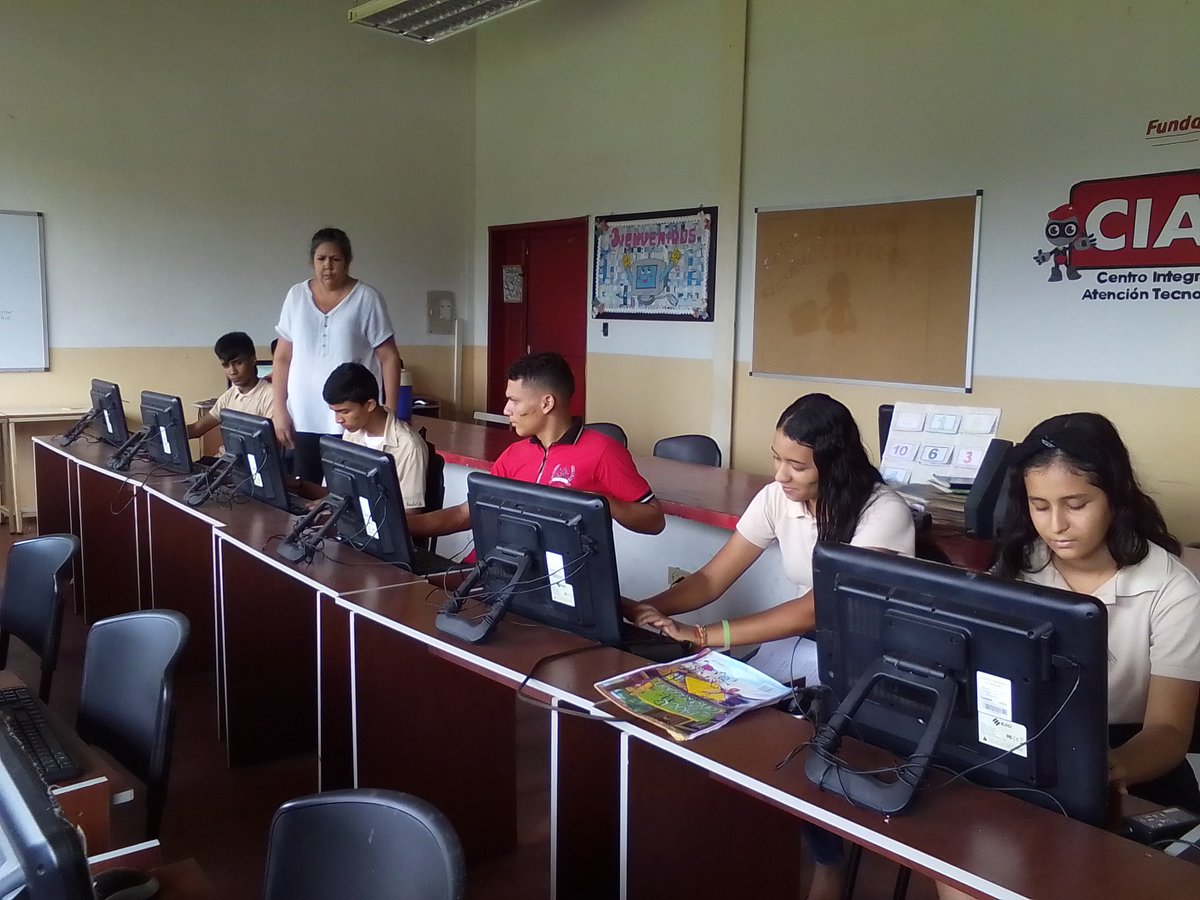 #22deJun23 #MunicipioPedroZaraza Estudiantes de 5to año del Liceo Hugo Chávez Frías presentando prueba OPSU para optar por los cupos en las carreras universitarias #SomosFundabit