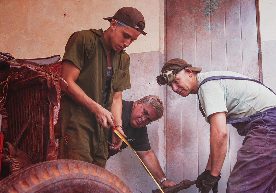 joancarroll's tweet photo. Working on Classic Cars Havana Cuba! https://t.co/NKYnjortmm #havana #cuba #classiccars #men #menworking #travelphotography @joancarroll https://t.co/KTEW9QEtqL