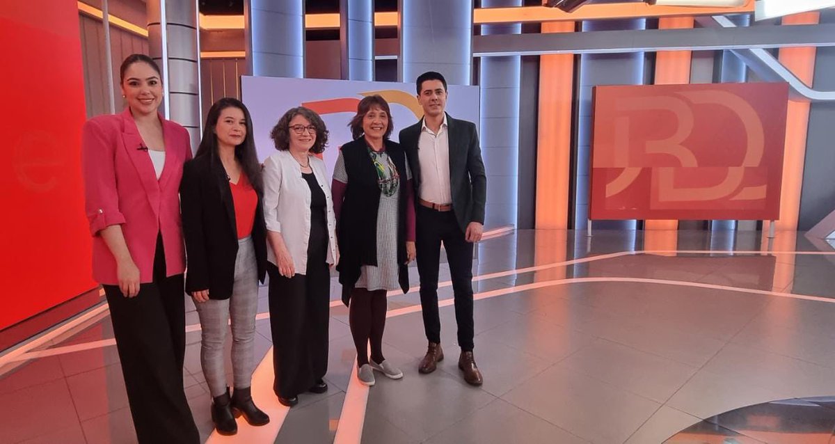 Mineducacion's tweet photo. Nos encontramos en el Programa #BienDateado de @InstitucionalTv para hablar sobre el acoso escolar y su manejo adecuado, con el fin de que colegios, estudiantes y familias puedan construir espacios de convivencia y paz.

Conéctate ➡️ https://t.co/aS1dvm94Hy https://t.co/rckjDcBkOL