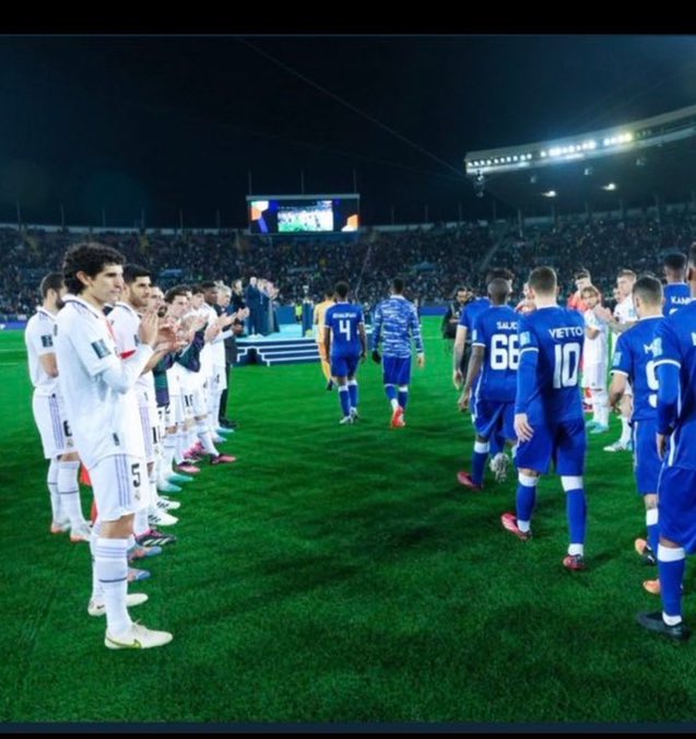 ClinicalBruno39's tweet photo. Real Madrid giving a guard of honour for Al-Hilal after their Club World Cup final 🥶 https://t.co/xvHwixLZsF