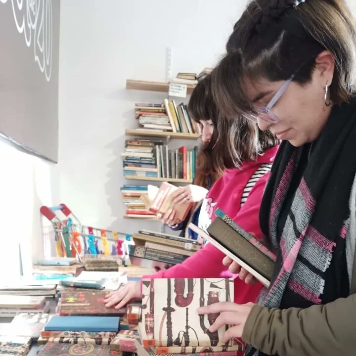 CasadeVeinte's tweet image. En resumen pasaron: 
👥250 personas por nuestra sede
📦30 cajas repartidas en distintas partes de la ciudad
📚3000 libros sembrados
🎙️ 20 medios de comunicación 
📖2 presentaciones de libros en vivo!

¡Gracias a todos!

#SomosCasade20 
#siembradelibrosmdp 
#librosperdidosmdp