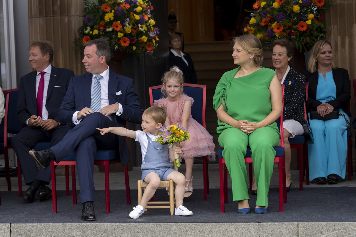 🇱🇺 #Nationalfeierdag – Pendant que le Grand-Duc et la Grande-Duchesse étaient à Grevenmacher, le Couple Héritier participait, comme il est de tradition, aux festivités à #EschsurAlzette, accompagné pour la toute première fois du #PrinceCharles.

©SIP/E.Claude