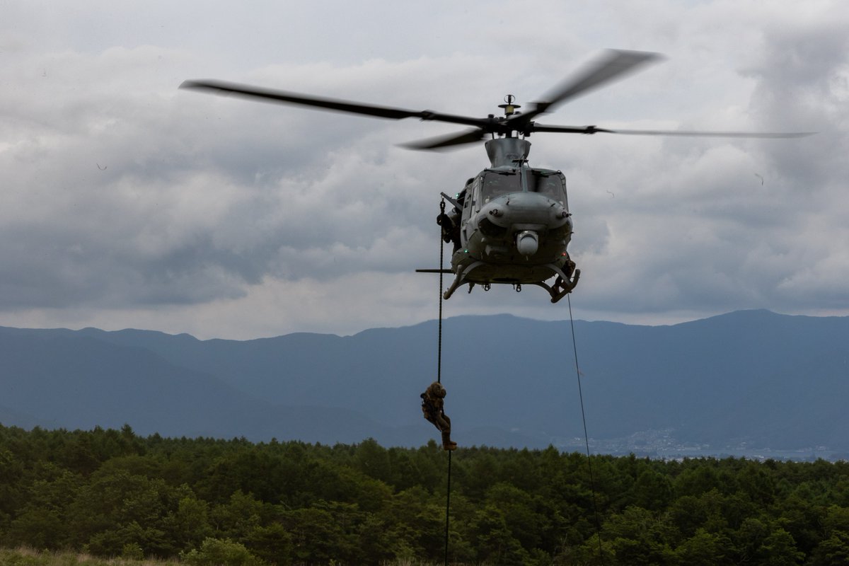 USPACOM's tweet photo. .@PacificMarines conduct fast-rope drills during #FujiViper, strengthening #Lethality and tactical proficiency to support #FriendsPartnersAllies across the #FreeAndOpenIndoPacific.
๐ธ: Cpl Kyle Chan https://t.co/W5CZ1vQv4a
