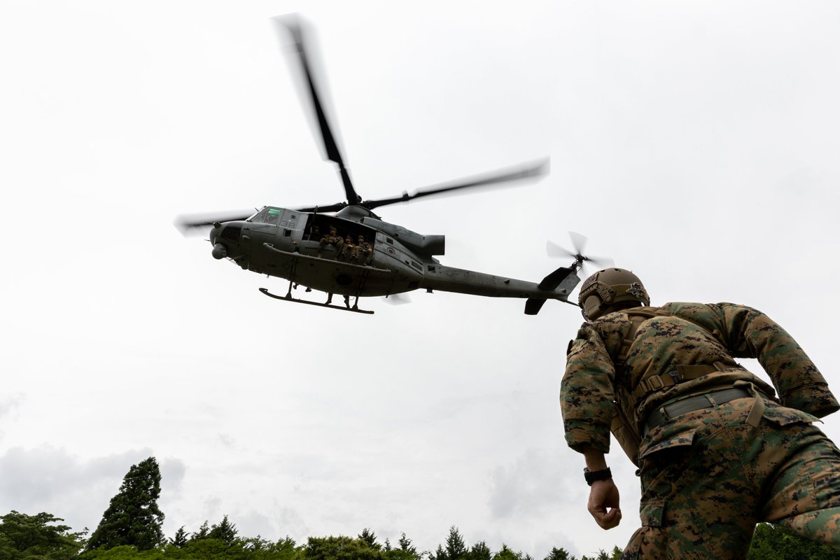 USPACOM's tweet photo. .@PacificMarines conduct fast-rope drills during #FujiViper, strengthening #Lethality and tactical proficiency to support #FriendsPartnersAllies across the #FreeAndOpenIndoPacific.
๐ธ: Cpl Kyle Chan https://t.co/W5CZ1vQv4a