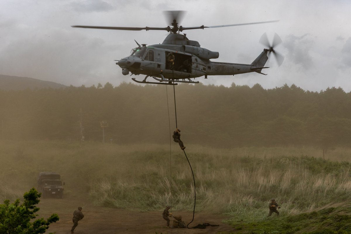 USPACOM's tweet photo. .@PacificMarines conduct fast-rope drills during #FujiViper, strengthening #Lethality and tactical proficiency to support #FriendsPartnersAllies across the #FreeAndOpenIndoPacific.
๐ธ: Cpl Kyle Chan https://t.co/W5CZ1vQv4a