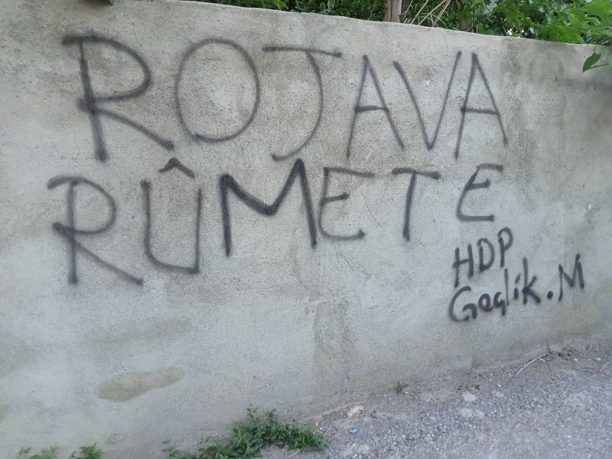 darajine0's tweet photo. Rojava’ya yapılan saldırıda şehit düşen #YusraDerwêşLîmanŞîwêşFiratTûma saygıyla anıyor mücadeleleri önünde saygı önünde eğiliyoruz. Arkadaşlarımızı katledenler  hesap verene kadar mücadelemiz sürecek. Katliamların hesabını soracağız https://t.co/HUukP8dLUB