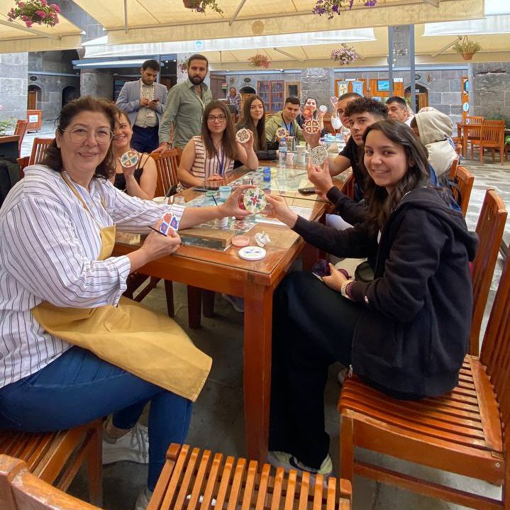 kagemder's tweet photo. Hand made ❤️

Proje katılımcılarımız Humat Hatun Medresesi içerisinde bulunan atölyelerde ustaların eşliğinde, el yapımı çalışma gerçekleştirdiler 💪🏻 https://t.co/NnxeXckzsG