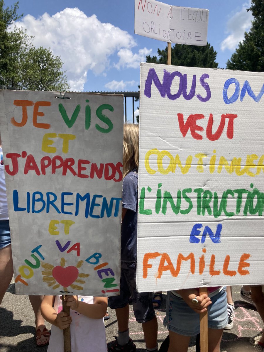 Aujrdhui ns étions dvt le rectorat de l’@acnantes ac @CollectIEF44 pr défendre la liberté d’instruction & le droit de choisir l’#ief !
Parce que:
Oui,nos enfants ont le droit de choisir leur vie!
Oui,nos enfants sont instruits!
Et Oui ils vont bien! 
#eniefmercinosenfantsvontbien