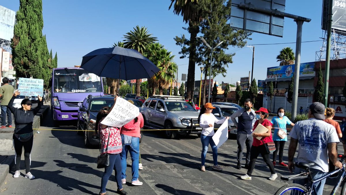 cjardinbalbuena's tweet photo. Cierre en la avenida Fray Servando esquina con Fernando Iglesias Calderón, col. Jardín Balbuena. Son padres de familia de la escuela primaria Celerino Cano Palacio, que piden a las autoridades se les coloque un arcotecho porque llevan años pidiendo y nunca les han hecho caso. https://t.co/PKmKnCn6XS