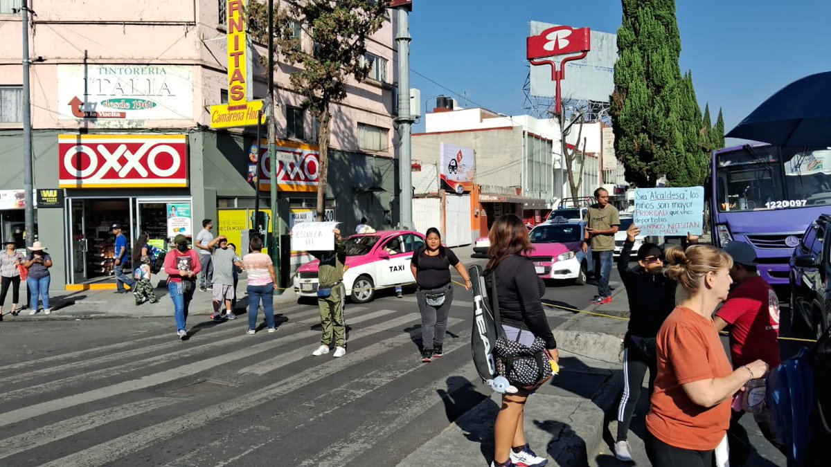 cjardinbalbuena's tweet photo. Cierre en la avenida Fray Servando esquina con Fernando Iglesias Calderón, col. Jardín Balbuena. Son padres de familia de la escuela primaria Celerino Cano Palacio, que piden a las autoridades se les coloque un arcotecho porque llevan años pidiendo y nunca les han hecho caso. https://t.co/PKmKnCn6XS
