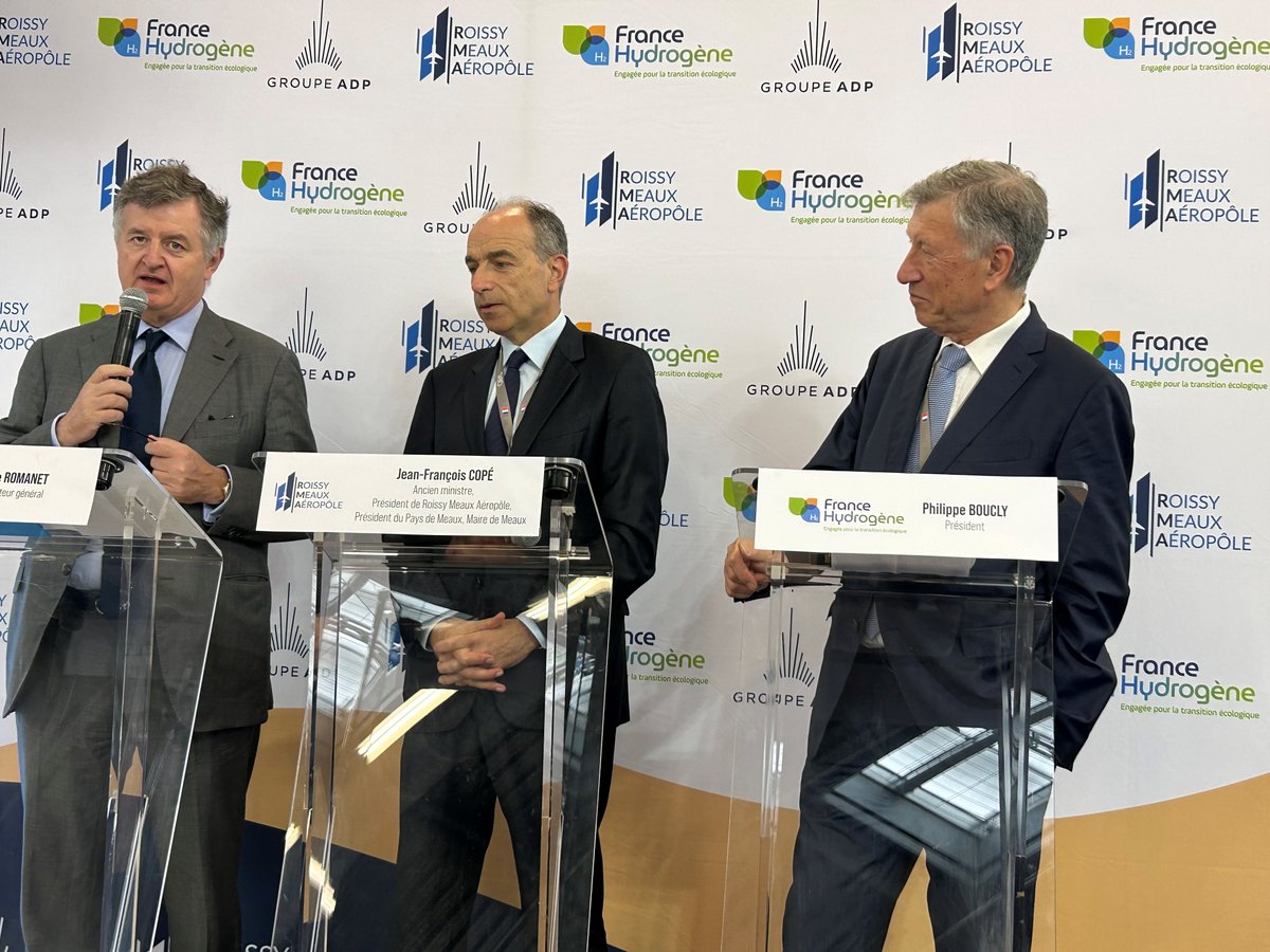 FranceHydrogene's tweet photo. @jf_cope @GIP_RoissyMeaux @iledefrance @Departement77 @GifasOfficiel @RoissyAgglo @ccism77 💬 @Romanet, PDG @GroupeADP : "Nous sommes dans une course de vitesse, il faut décarboner le transport aérien et l'#hydrogène est une des solutions. Encourager la recherche est indispensable. L'H2 permettra de ravitailler les futurs avions et la #mobilité sur nos plateformes." https://t.co/lPZ9Gh8kRU