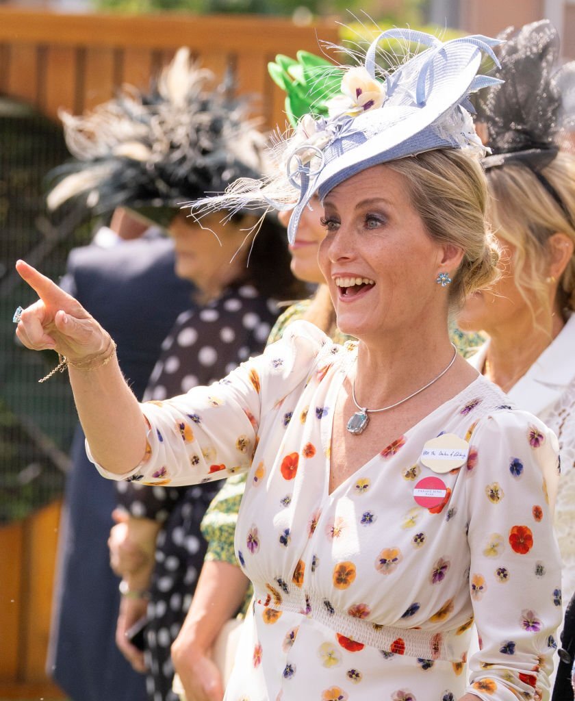 Sophie, Duchess of Edinburgh shines at #RoyalAscot, joined by her father, mr Christopher Rhys Jones👑🐎 #dailysophie #theduchessofedinburgh #sophieedinburgh #theedinburghs #sophierhysjones #sophiewessex #royalfamily #britishroyalfamily #royals